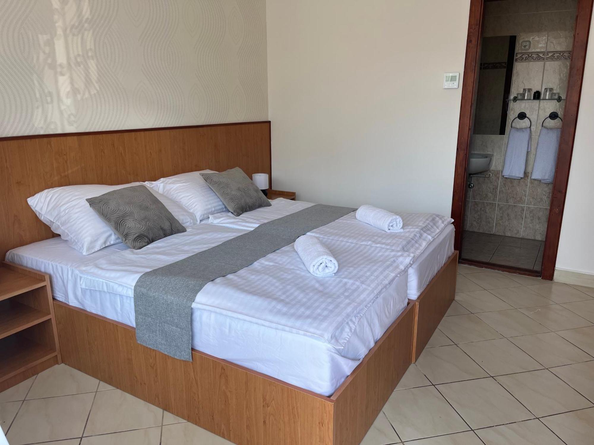 Hegyalja Fogado Bed & Breakfast Sarospatak Exterior photo